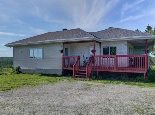 Valcourt (Estrie) :Fermette 98,41 acr avec maisson