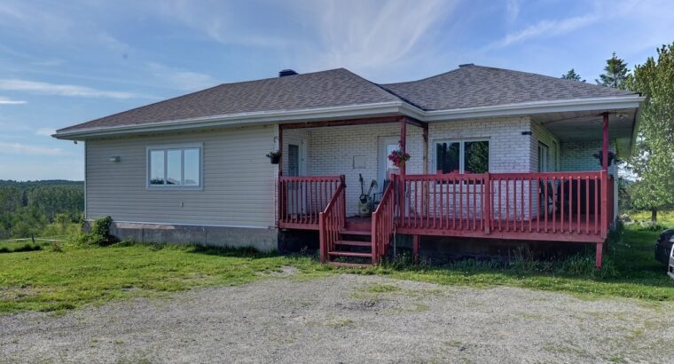 Valcourt (Estrie) :Fermette 98,41 acr avec maisson