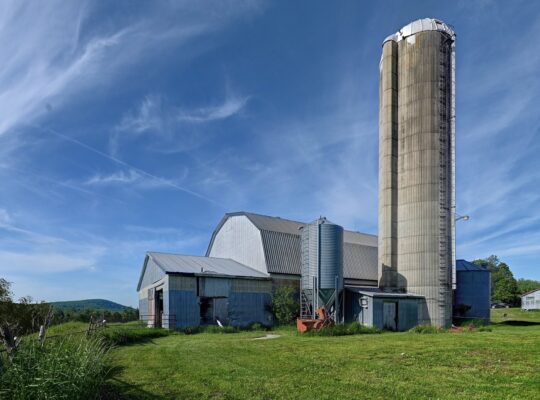 Valcourt (Estrie) :Fermette 98,41 acr avec maisson