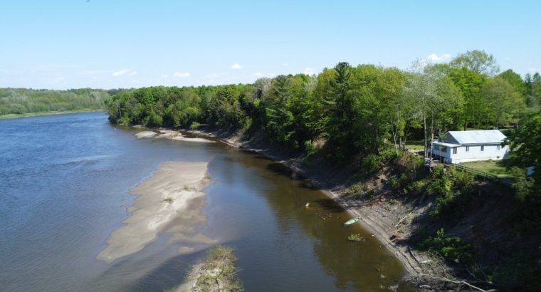 Drummondville (Ctre-Qc) : Maison au bord de l’eau