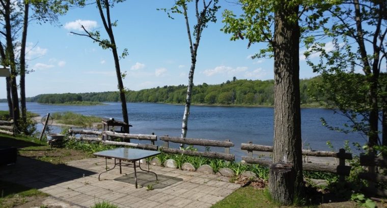 Drummondville (Ctre-Qc) : Maison au bord de l’eau