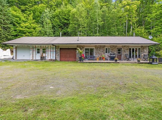 Ste-Marguerite-du-Lac-Masson (Laurentides) : Terre