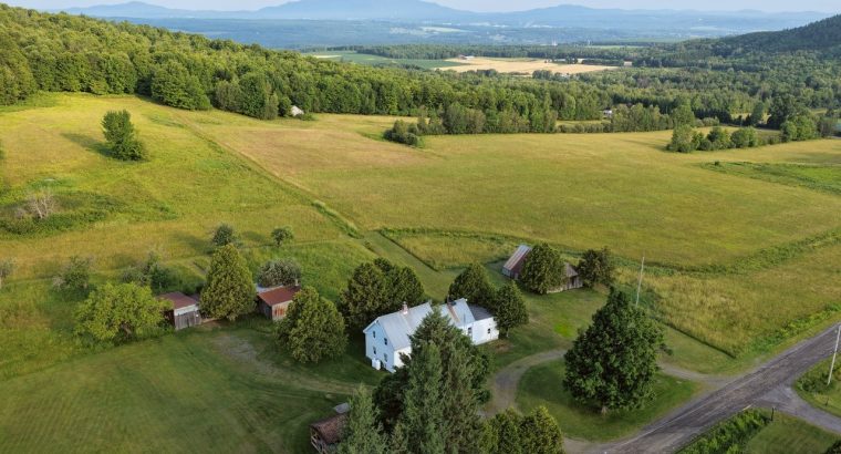 Ste-Catherine-de-Hatley (Estrie) : Domaine 133 acr