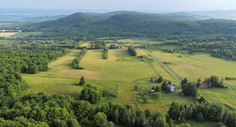 Ste-Catherine-de-Hatley (Estrie) : Domaine 133 acr