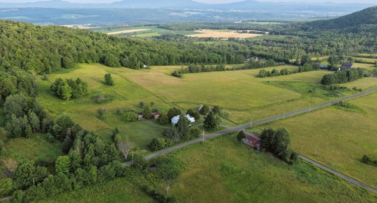 Ste-Catherine-de-Hatley (Estrie) : Domaine 133 acr