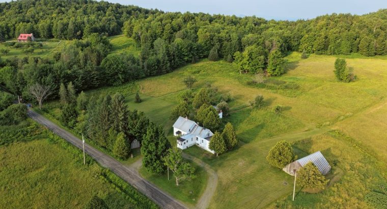 Ste-Catherine-de-Hatley (Estrie) : Domaine 133 acr