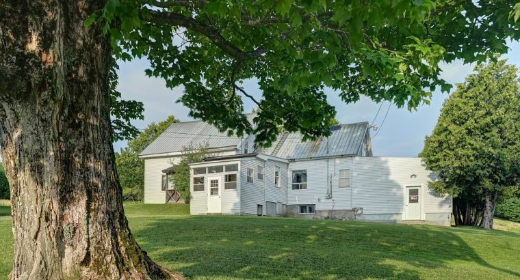Ste-Catherine-de-Hatley (Estrie) : Domaine 133 acr