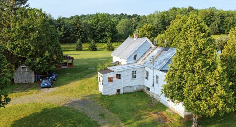 Ste-Catherine-de-Hatley (Estrie) : Domaine 133 acr