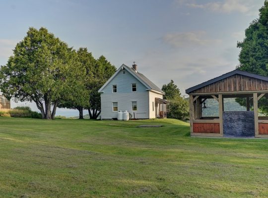 Ste-Catherine-de-Hatley (Estrie) : Domaine 133 acr
