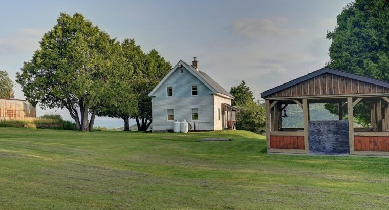 Ste-Catherine-de-Hatley (Estrie) : Domaine 133 acr
