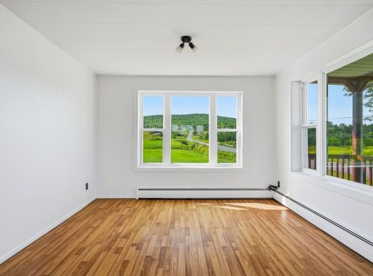 St-Adrien (Estrie) : Fermette 192 acr. maison 4 ch