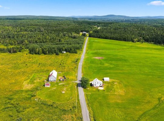 St-Adrien (Estrie) : Fermette 192 acr. maison 4 ch