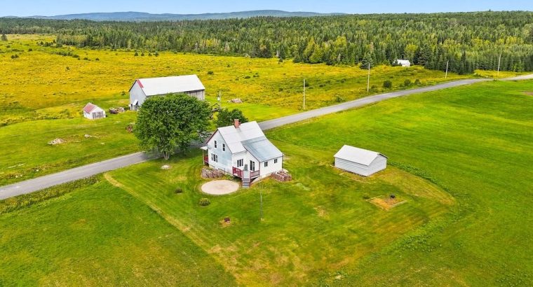 St-Adrien (Estrie) : Fermette 192 acr. maison 4 ch