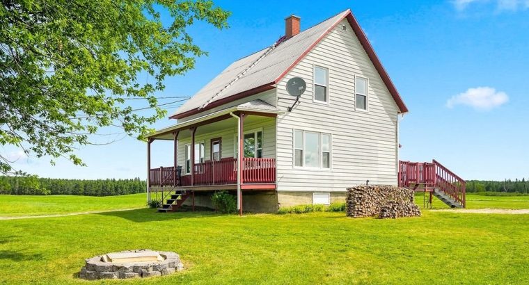 St-Adrien (Estrie) : Fermette 192 acr. maison 4 ch