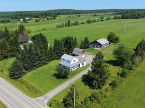 Sherbrooke (Estrie) : Fermette de 32 acres