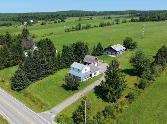 Sherbrooke (Estrie) : Fermette de 32 acres