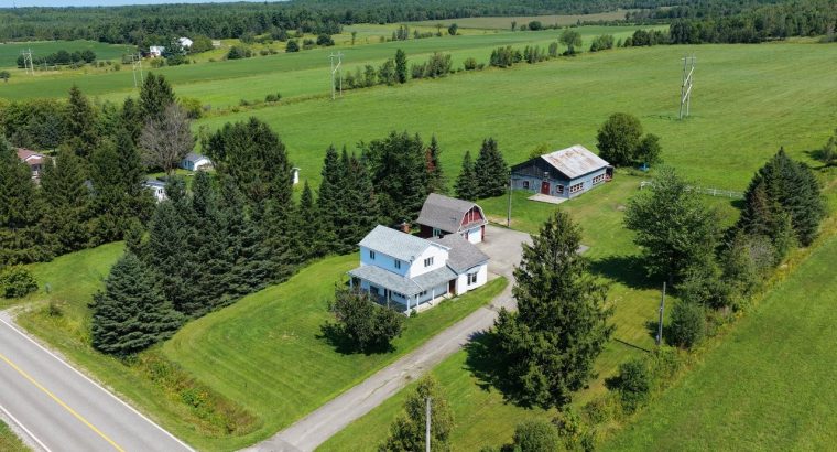 Sherbrooke (Estrie) : Fermette de 32 acres