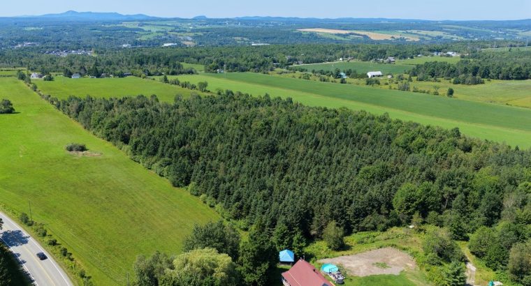 Sherbrooke (Estrie) : Fermette de 32 acres