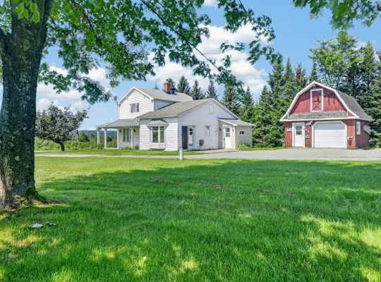 Sherbrooke (Estrie) : Fermette de 32 acres