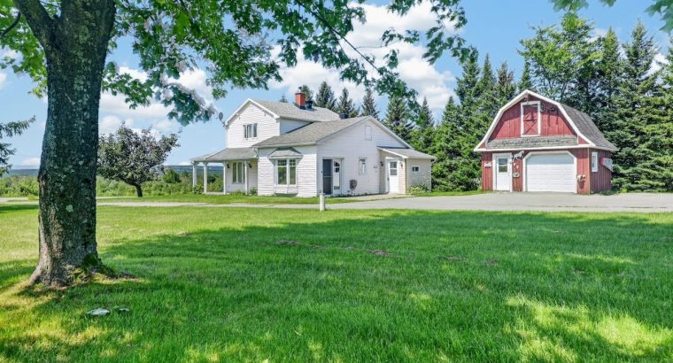 Sherbrooke (Estrie) : Fermette de 32 acres