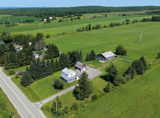 Sherbrooke (Estrie) : Fermette de 32 acres