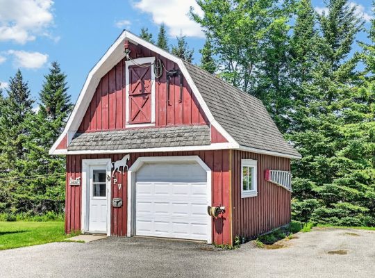 Sherbrooke (Estrie) : Fermette de 32 acres