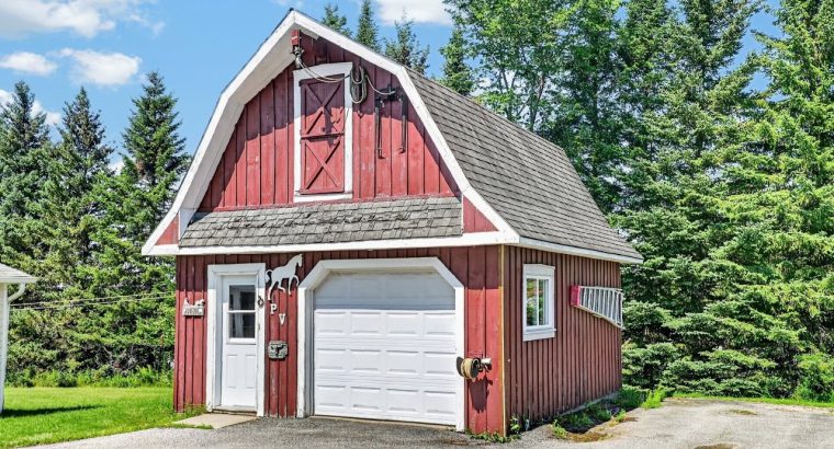 Sherbrooke (Estrie) : Fermette de 32 acres