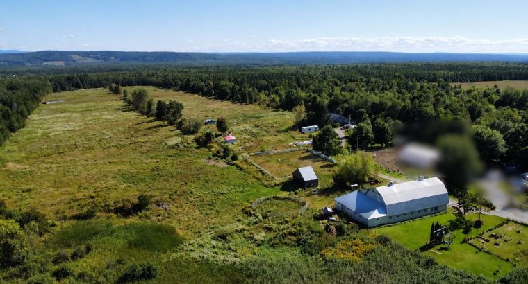 Weedon (Estrie) : Domaine équestre de 71 acres
