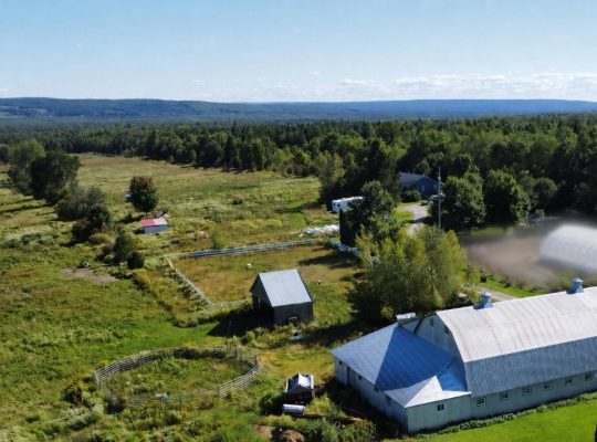 Weedon (Estrie) : Domaine équestre de 71 acres