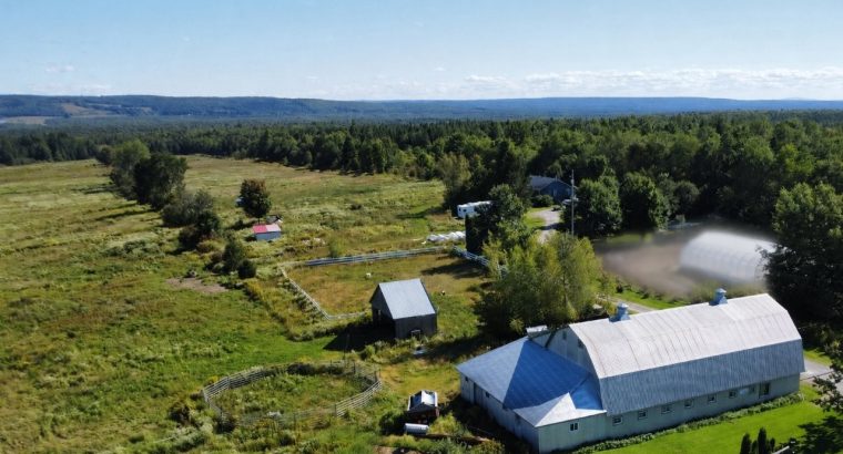 Weedon (Estrie) : Domaine équestre de 71 acres