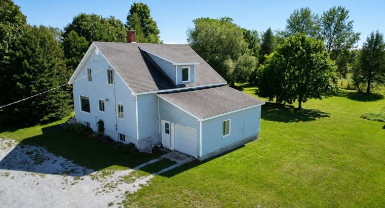 St-Camille (Estrie) Maison de campagne avec garage