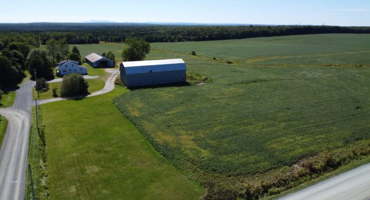 St-Camille (Estrie) Maison de campagne avec garage