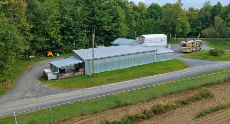 St-Elphège : Domaine de 76 acres, divers bâtiments