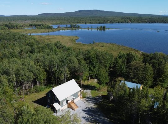 Weedon (Estrie) : Propriété au bord du lac Louise