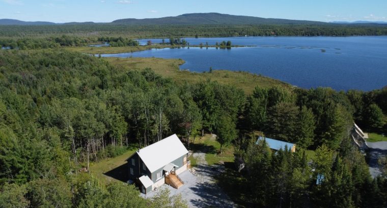 Weedon (Estrie) : Propriété au bord du lac Louise