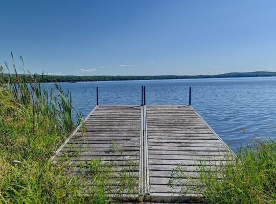 Weedon (Estrie) : Propriété au bord du lac Louise