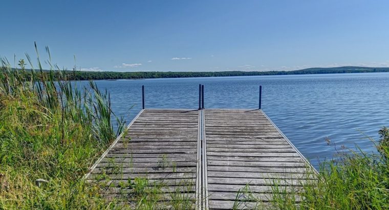 Weedon (Estrie) : Propriété au bord du lac Louise