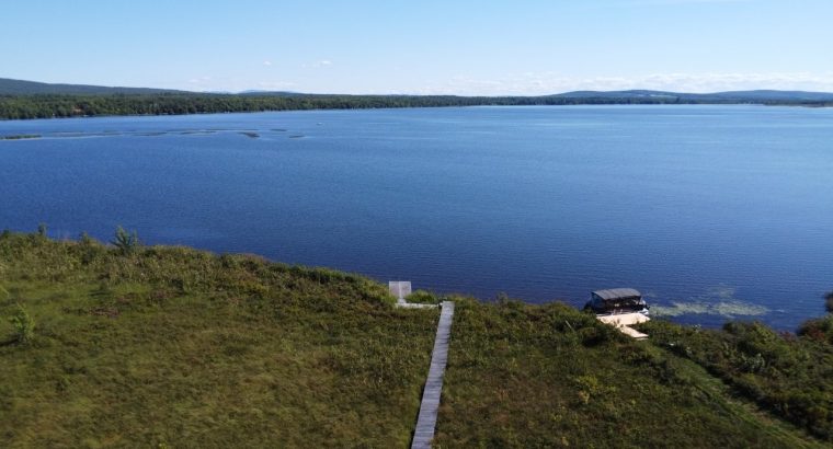 Weedon (Estrie) : Propriété au bord du lac Louise
