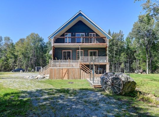 Weedon (Estrie) : Propriété au bord du lac Louise