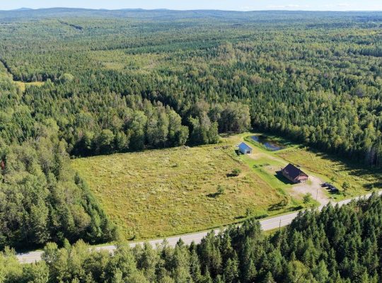 Bury (Estrie):Fermette 38,42 acr maison 3 chambres
