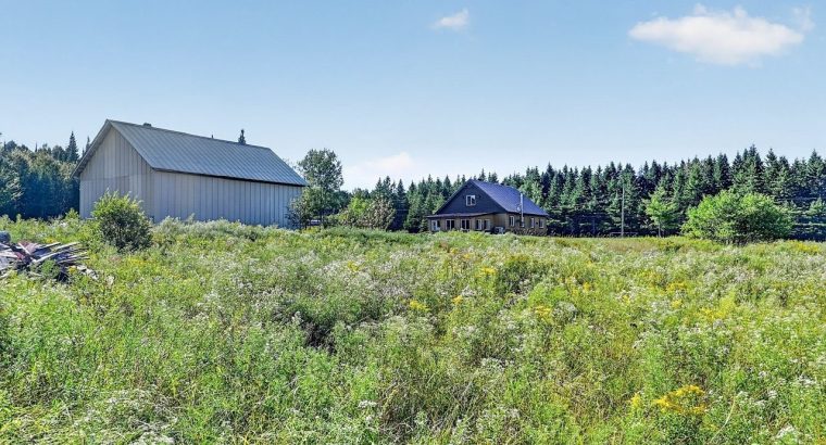 Bury (Estrie):Fermette 38,42 acr maison 3 chambres