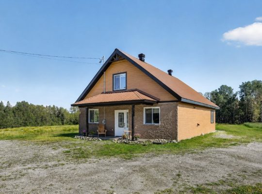 Bury (Estrie):Fermette 38,42 acr maison 3 chambres