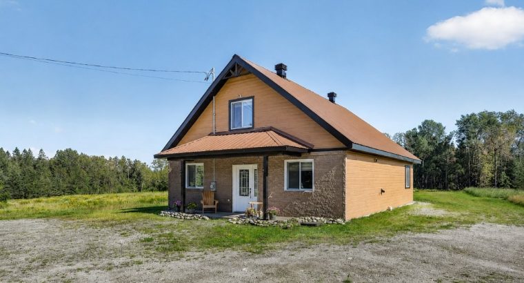 Bury (Estrie):Fermette 38,42 acr maison 3 chambres