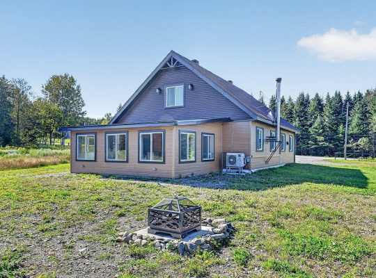 Bury (Estrie):Fermette 38,42 acr maison 3 chambres