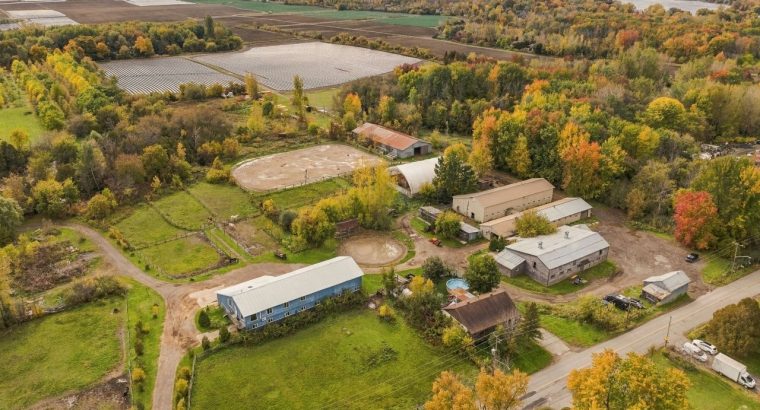 Laval (Laval) : Domaine équestre 3 écuries, 21 acr