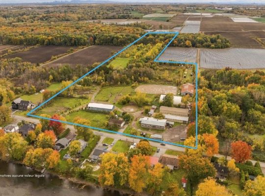 Laval (Laval) : Domaine équestre 3 écuries, 21 acr