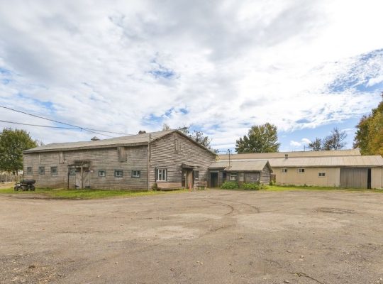 Laval (Laval) : Domaine équestre 3 écuries, 21 acr