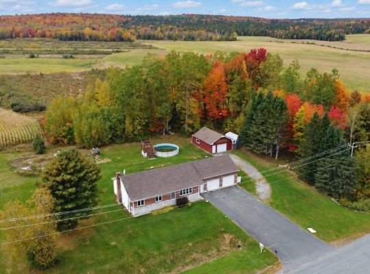 Danville (Estrie) : Maison de campagne, garages