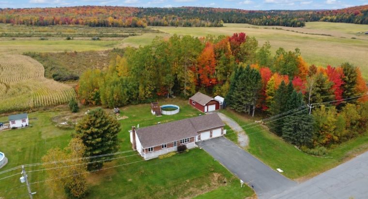 Danville (Estrie) : Maison de campagne, garages