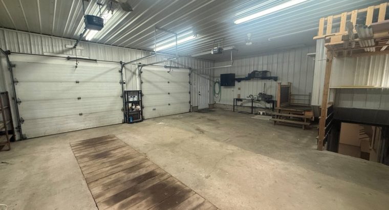 Danville (Estrie) : Maison de campagne, garages